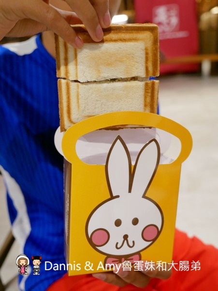 新竹巨城美食︱樂兔洋食行巨城店。超夢幻彩虹熔岩吐司好吃又好拍。不甜膩的黑糖珍珠雲朵吐司。輕食下午茶新選擇(影片)