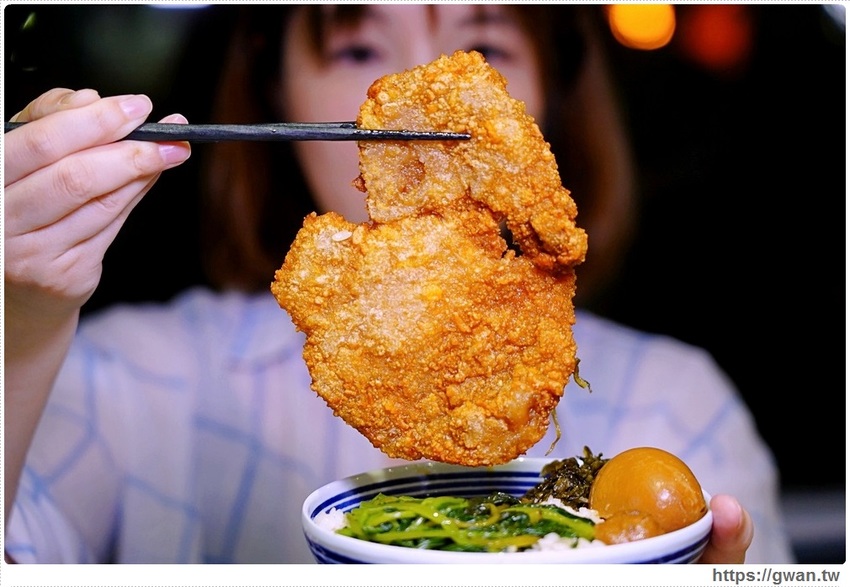 台中少見的川辣滷肉飯，還有比臉大排骨，宵夜時段人潮滿滿！