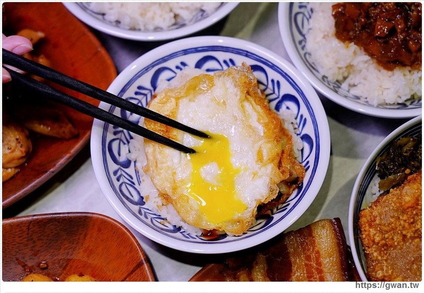 台中少見的川辣滷肉飯，還有比臉大排骨，宵夜時段人潮滿滿！