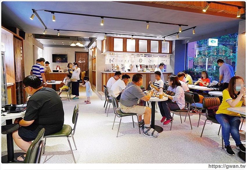 台中少見的川辣滷肉飯，還有比臉大排骨，宵夜時段人潮滿滿！