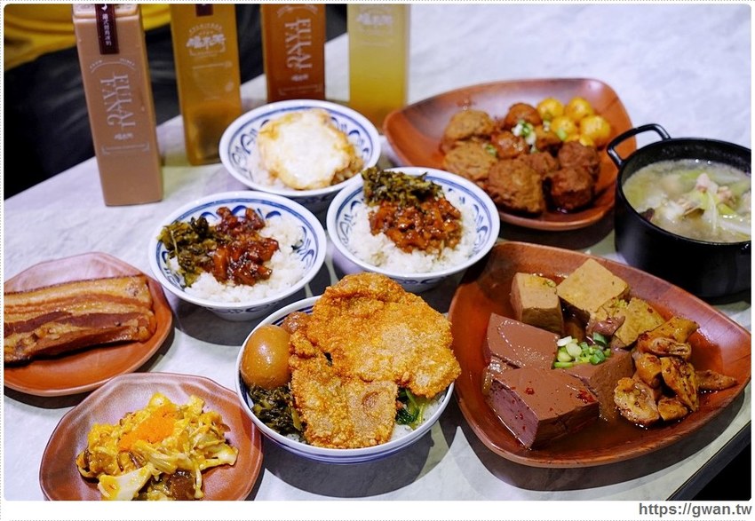 台中少見的川辣滷肉飯，還有比臉大排骨，宵夜時段人潮滿滿！