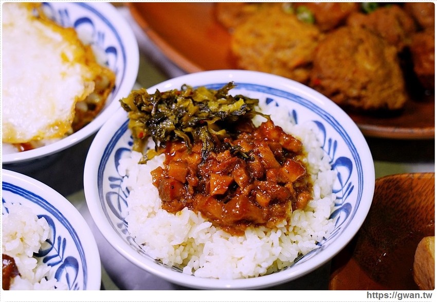 台中少見的川辣滷肉飯，還有比臉大排骨，宵夜時段人潮滿滿！