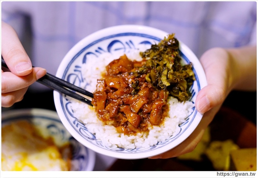 台中少見的川辣滷肉飯，還有比臉大排骨，宵夜時段人潮滿滿！