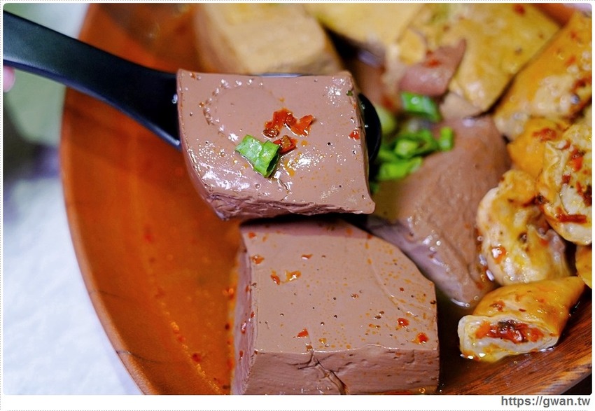 台中少見的川辣滷肉飯，還有比臉大排骨，宵夜時段人潮滿滿！