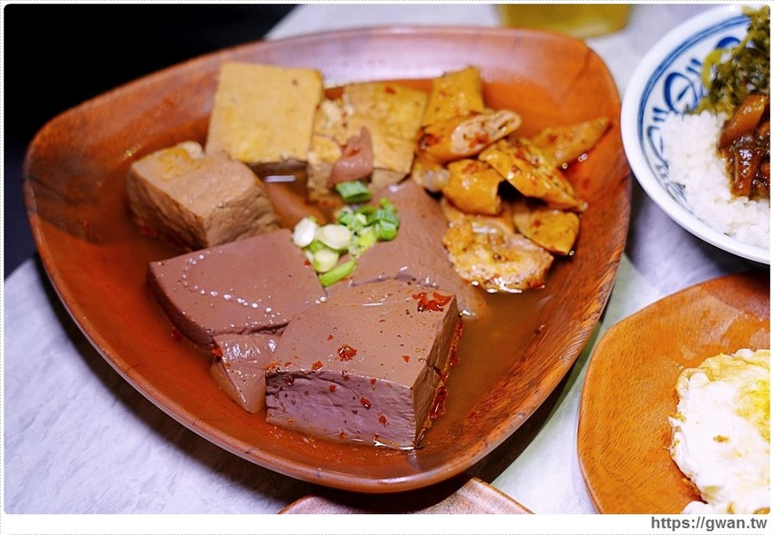 台中少見的川辣滷肉飯，還有比臉大排骨，宵夜時段人潮滿滿！