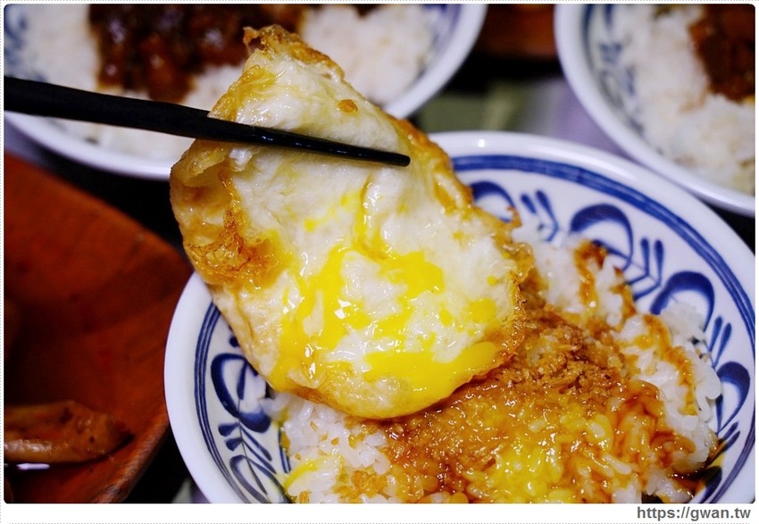 台中少見的川辣滷肉飯，還有比臉大排骨，宵夜時段人潮滿滿！