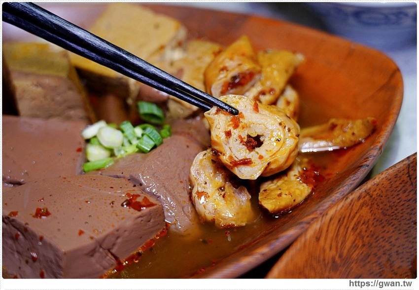 台中少見的川辣滷肉飯，還有比臉大排骨，宵夜時段人潮滿滿！