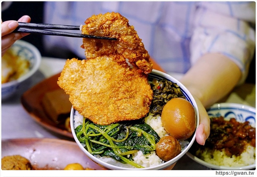 台中少見的川辣滷肉飯，還有比臉大排骨，宵夜時段人潮滿滿！