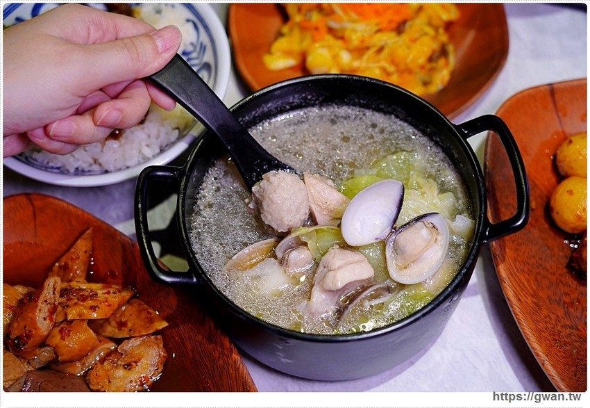 台中少見的川辣滷肉飯，還有比臉大排骨，宵夜時段人潮滿滿！