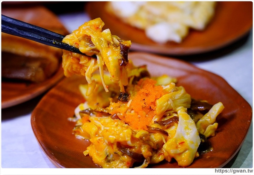 台中少見的川辣滷肉飯，還有比臉大排骨，宵夜時段人潮滿滿！