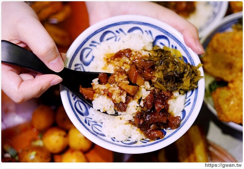 台中少見的川辣滷肉飯，還有比臉大排骨，宵夜時段人潮滿滿！