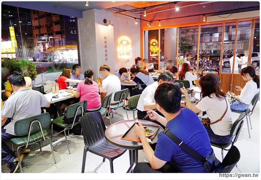 台中少見的川辣滷肉飯，還有比臉大排骨，宵夜時段人潮滿滿！