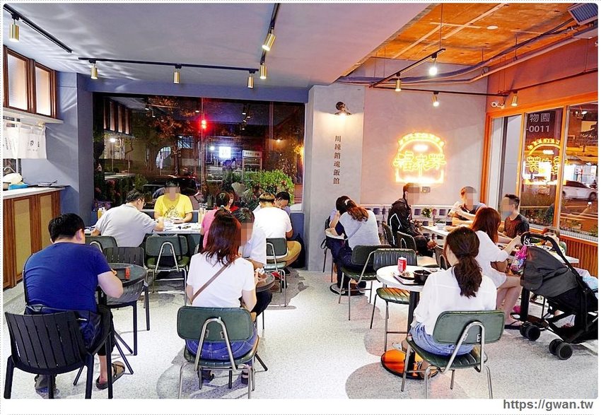 台中少見的川辣滷肉飯，還有比臉大排骨，宵夜時段人潮滿滿！