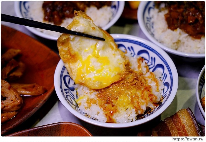 台中少見的川辣滷肉飯，還有比臉大排骨，宵夜時段人潮滿滿！