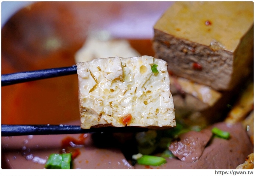 台中少見的川辣滷肉飯，還有比臉大排骨，宵夜時段人潮滿滿！