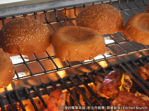 桀睿廚房04-火烤爐上的漢堡皮.JPG