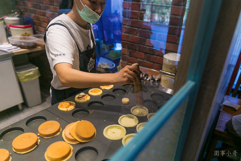 桃園中壢美食-馬祖新村新光影城店-車輪餅裡面有干貝，還有鮑魚跟章魚人，超狂的組合，只有在影城裡才吃的到  （邀約） @民宿女王芽月-美食.旅遊.全台趴趴走