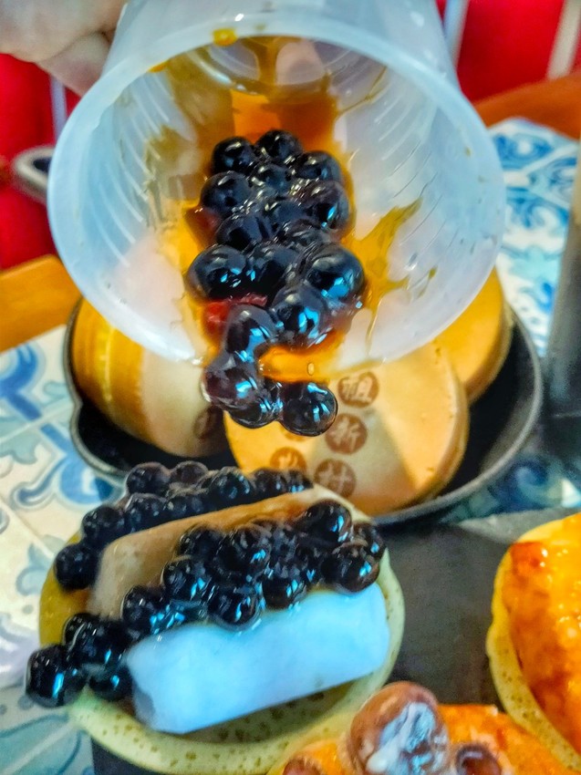 桃園中壢美食-馬祖新村新光影城店-車輪餅裡面有干貝，還有鮑魚跟章魚人，超狂的組合，只有在影城裡才吃的到  （邀約） @民宿女王芽月-美食.旅遊.全台趴趴走