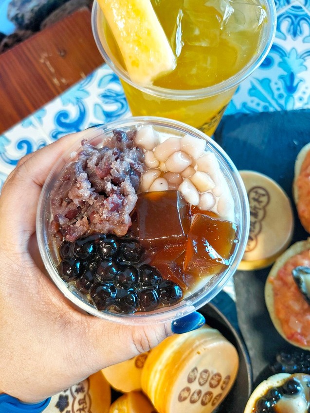 桃園中壢美食-馬祖新村新光影城店-車輪餅裡面有干貝，還有鮑魚跟章魚人，超狂的組合，只有在影城裡才吃的到  （邀約） @民宿女王芽月-美食.旅遊.全台趴趴走