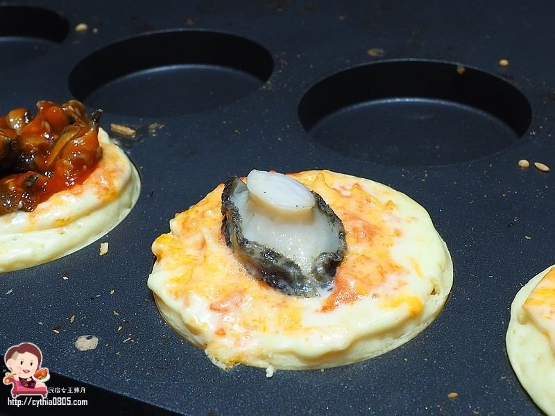 桃園中壢美食-馬祖新村新光影城店-車輪餅裡面有干貝，還有鮑魚跟章魚人，超狂的組合，只有在影城裡才吃的到  （邀約） @民宿女王芽月-美食.旅遊.全台趴趴走