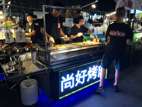旱溪夜市 尚好烤肉,新鮮現烤在久都值得,旱溪夜市排隊美食超大串烤肉。