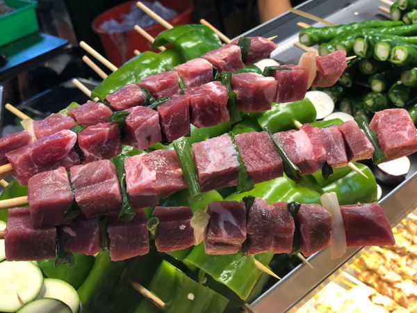 旱溪夜市 尚好烤肉,新鮮現烤在久都值得,旱溪夜市排隊美食超大串烤肉。