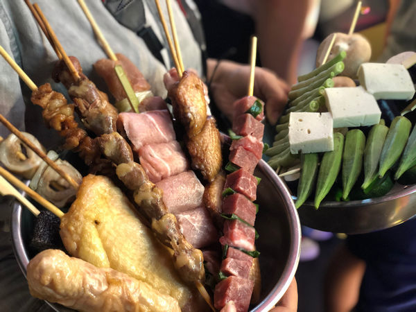 旱溪夜市 尚好烤肉,新鮮現烤在久都值得,旱溪夜市排隊美食超大串烤肉。