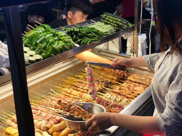 旱溪夜市 尚好烤肉,新鮮現烤在久都值得,旱溪夜市排隊美食超大串烤肉。