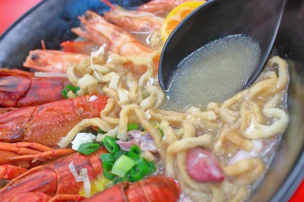 【三重美食】吉祥鍋燒麵-隱身在狹小巷弄裡的爆美味小龍蝦鍋燒麵