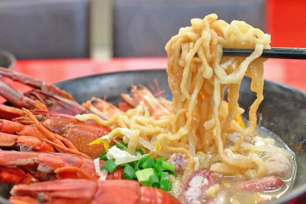 【三重美食】吉祥鍋燒麵-隱身在狹小巷弄裡的爆美味小龍蝦鍋燒麵