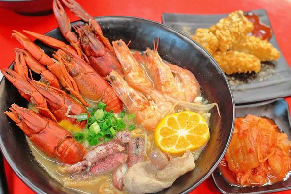 【三重美食】吉祥鍋燒麵-隱身在狹小巷弄裡的爆美味小龍蝦鍋燒麵