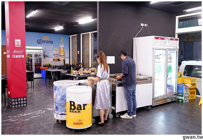 台中這間燒烤店超狂,開店吃到打烊每人只要199,蚵仔蛤蜊不限時吃到飽! - 吃關關