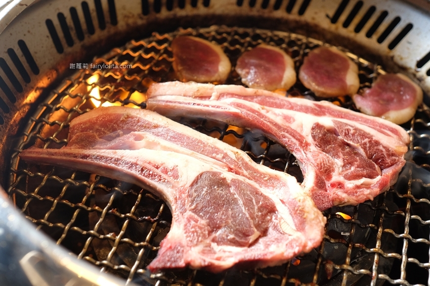 超夯の燒肉頂級和牛燒肉吃到飽（超夯的燒肉）林口店。只要699元，大口嗑和牛、生猛海鮮，超過70種食材讓你吃到爽！ @蹦啾♥謝蘿莉 La vie heureuse