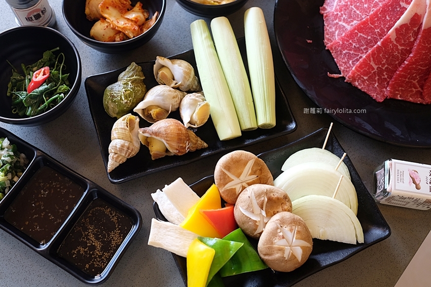 超夯の燒肉頂級和牛燒肉吃到飽（超夯的燒肉）林口店。只要699元，大口嗑和牛、生猛海鮮，超過70種食材讓你吃到爽！ @蹦啾♥謝蘿莉 La vie heureuse