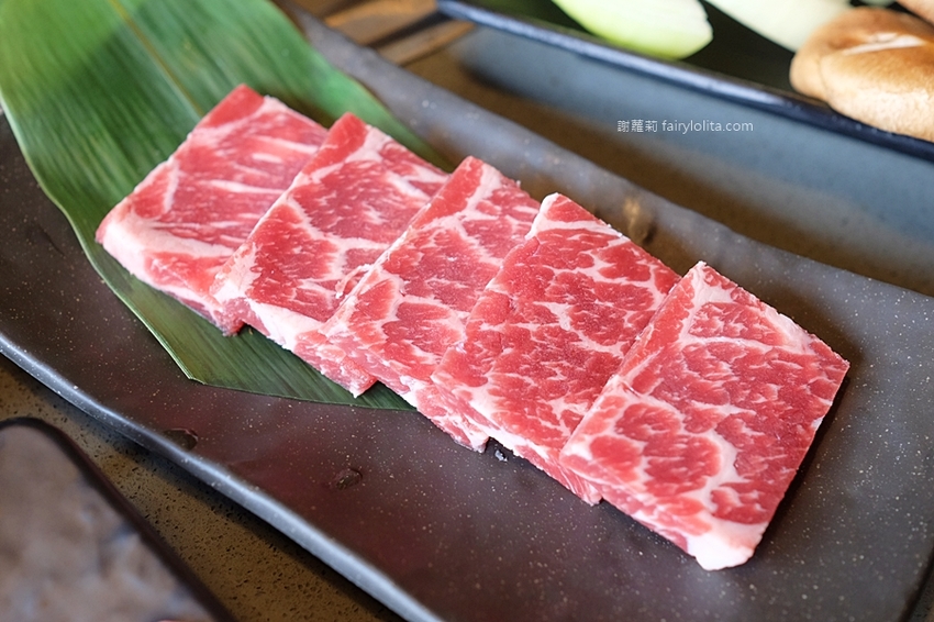 超夯の燒肉頂級和牛燒肉吃到飽（超夯的燒肉）林口店。只要699元，大口嗑和牛、生猛海鮮，超過70種食材讓你吃到爽！ @蹦啾♥謝蘿莉 La vie heureuse