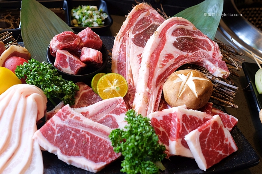 超夯の燒肉頂級和牛燒肉吃到飽（超夯的燒肉）林口店。只要699元，大口嗑和牛、生猛海鮮，超過70種食材讓你吃到爽！ @蹦啾♥謝蘿莉 La vie heureuse
