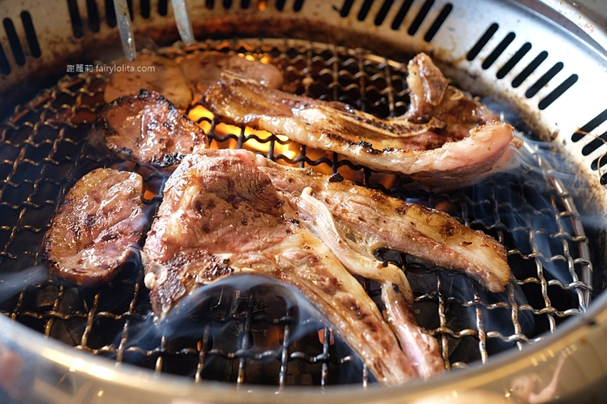 超夯の燒肉頂級和牛燒肉吃到飽（超夯的燒肉）林口店。只要699元，大口嗑和牛、生猛海鮮，超過70種食材讓你吃到爽！ @蹦啾♥謝蘿莉 La vie heureuse