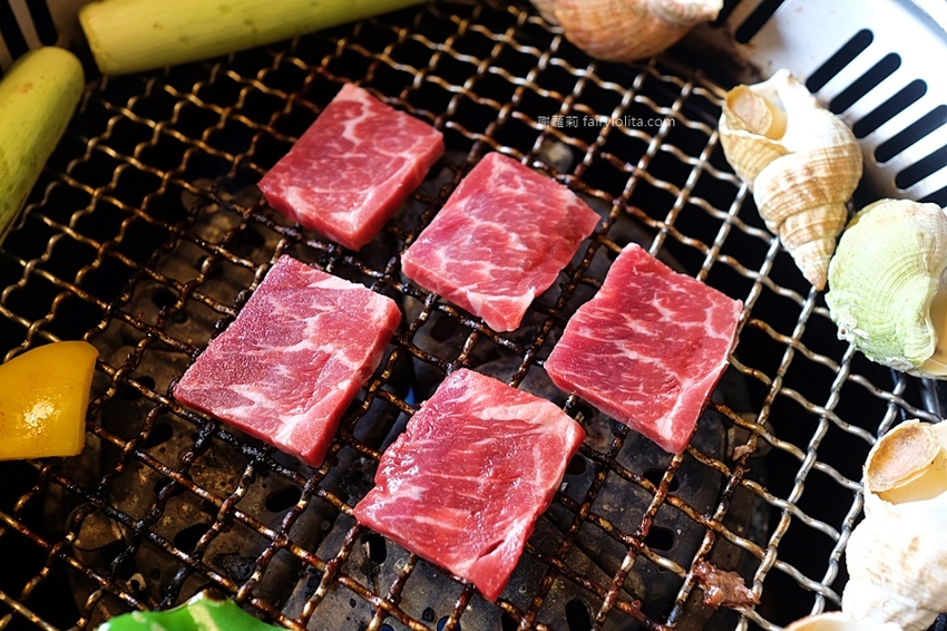 超夯の燒肉頂級和牛燒肉吃到飽（超夯的燒肉）林口店。只要699元，大口嗑和牛、生猛海鮮，超過70種食材讓你吃到爽！ @蹦啾♥謝蘿莉 La vie heureuse