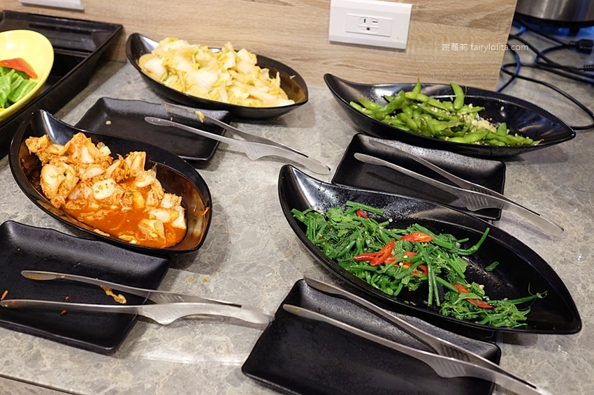 超夯の燒肉頂級和牛燒肉吃到飽（超夯的燒肉）林口店。只要699元，大口嗑和牛、生猛海鮮，超過70種食材讓你吃到爽！ @蹦啾♥謝蘿莉 La vie heureuse