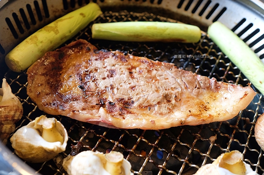 超夯の燒肉頂級和牛燒肉吃到飽（超夯的燒肉）林口店。只要699元，大口嗑和牛、生猛海鮮，超過70種食材讓你吃到爽！ @蹦啾♥謝蘿莉 La vie heureuse