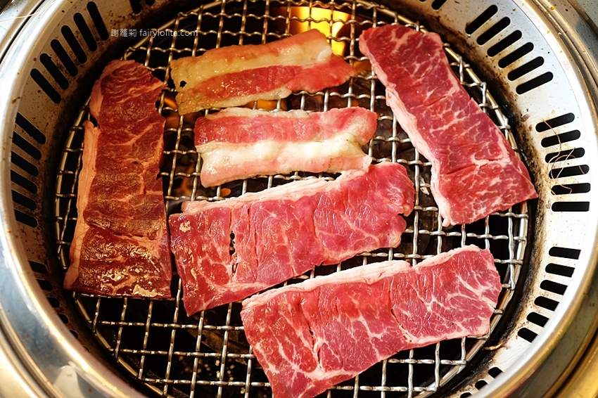 超夯の燒肉頂級和牛燒肉吃到飽（超夯的燒肉）林口店。只要699元，大口嗑和牛、生猛海鮮，超過70種食材讓你吃到爽！ @蹦啾♥謝蘿莉 La vie heureuse