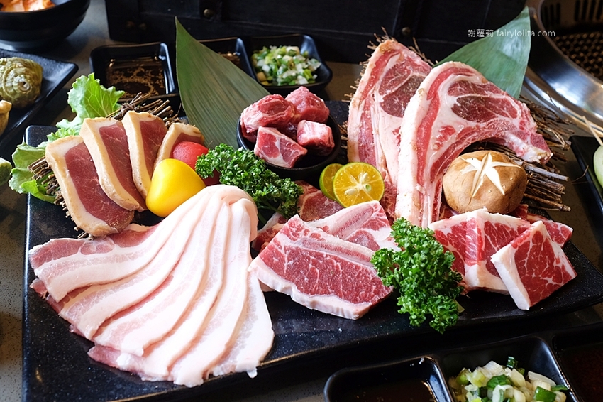 超夯の燒肉頂級和牛燒肉吃到飽（超夯的燒肉）林口店。只要699元，大口嗑和牛、生猛海鮮，超過70種食材讓你吃到爽！ @蹦啾♥謝蘿莉 La vie heureuse
