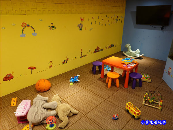 兒童遊戲區-赤富士無煙燒肉鍋物吃到飽 (2).jpg