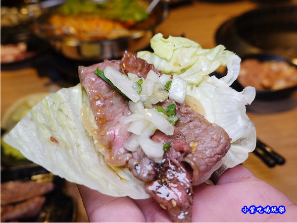 牛小排生菜包肉-赤富士無煙燒肉鍋物吃到飽 (1).jpg