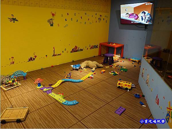 兒童遊戲區-赤富士無煙燒肉鍋物吃到飽 (2).jpg