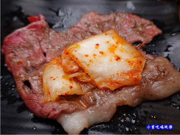泡菜嫩肩牛肉捲-赤富士無煙燒肉鍋物吃到飽 (1).jpg