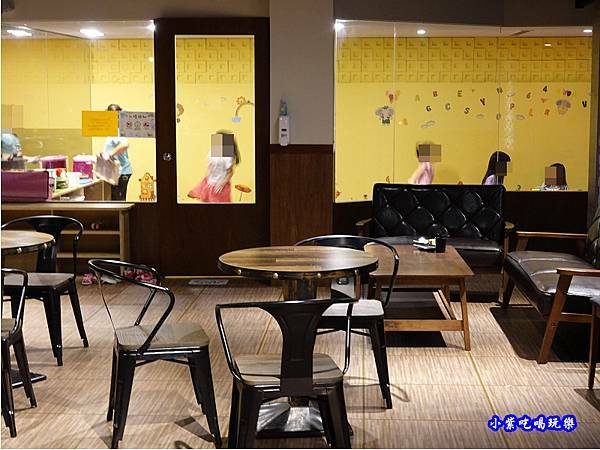 兒童遊戲區-赤富士無煙燒肉鍋物吃到飽 (1).jpg