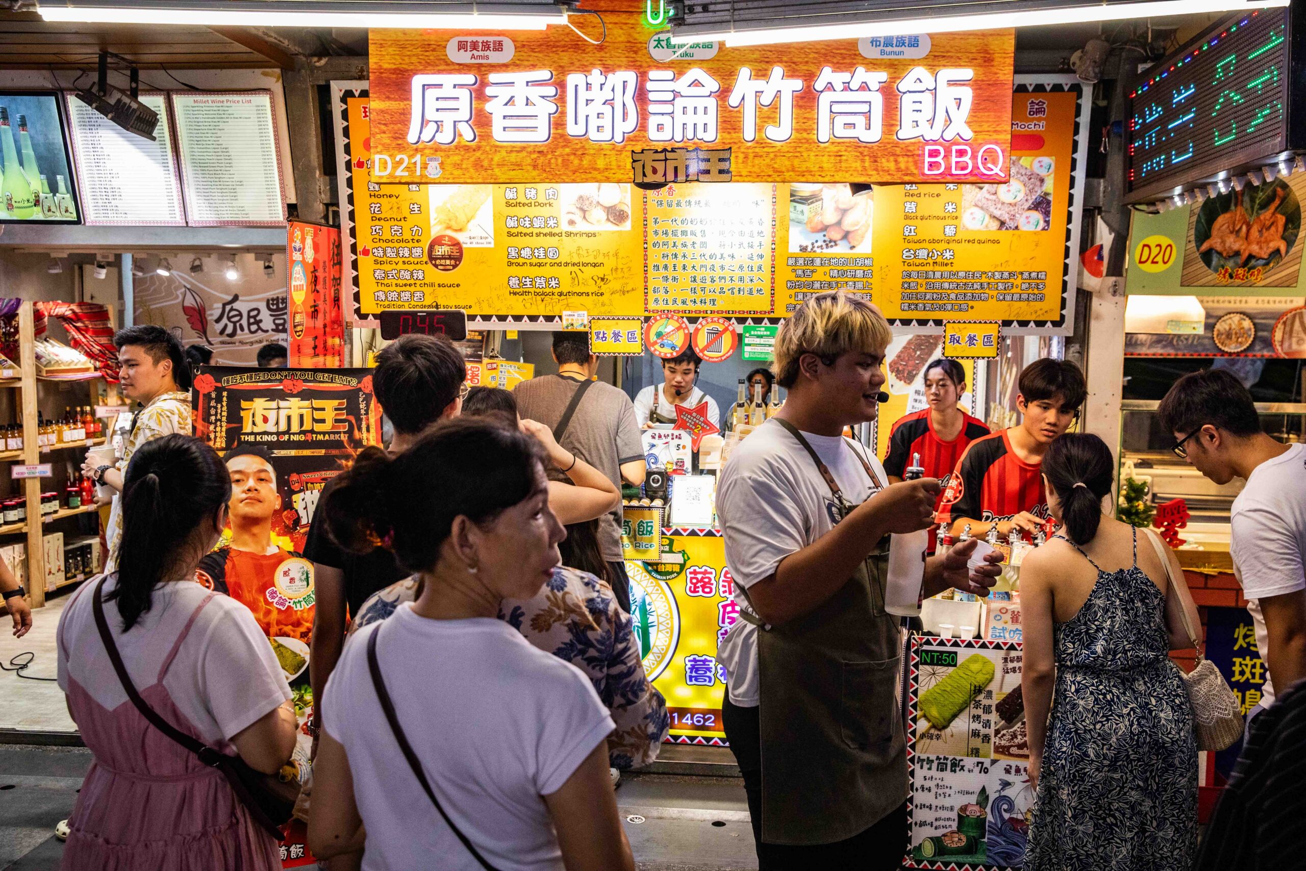 花蓮東大門夜市美食推薦！夜市王總冠軍原香嘟論竹筒飯，黑糖桂圓版必吃。