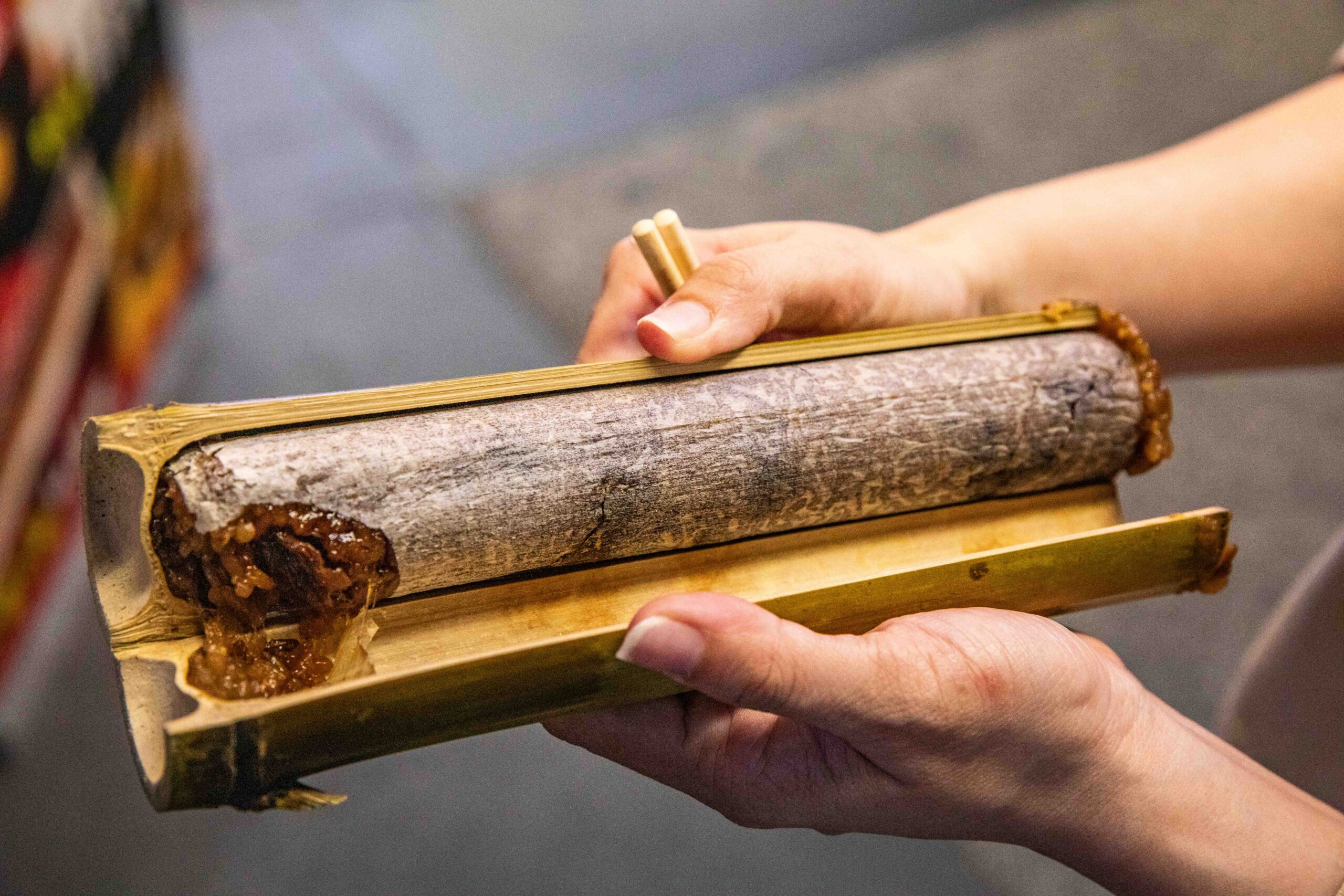 花蓮東大門夜市美食推薦！夜市王總冠軍原香嘟論竹筒飯，黑糖桂圓版必吃。