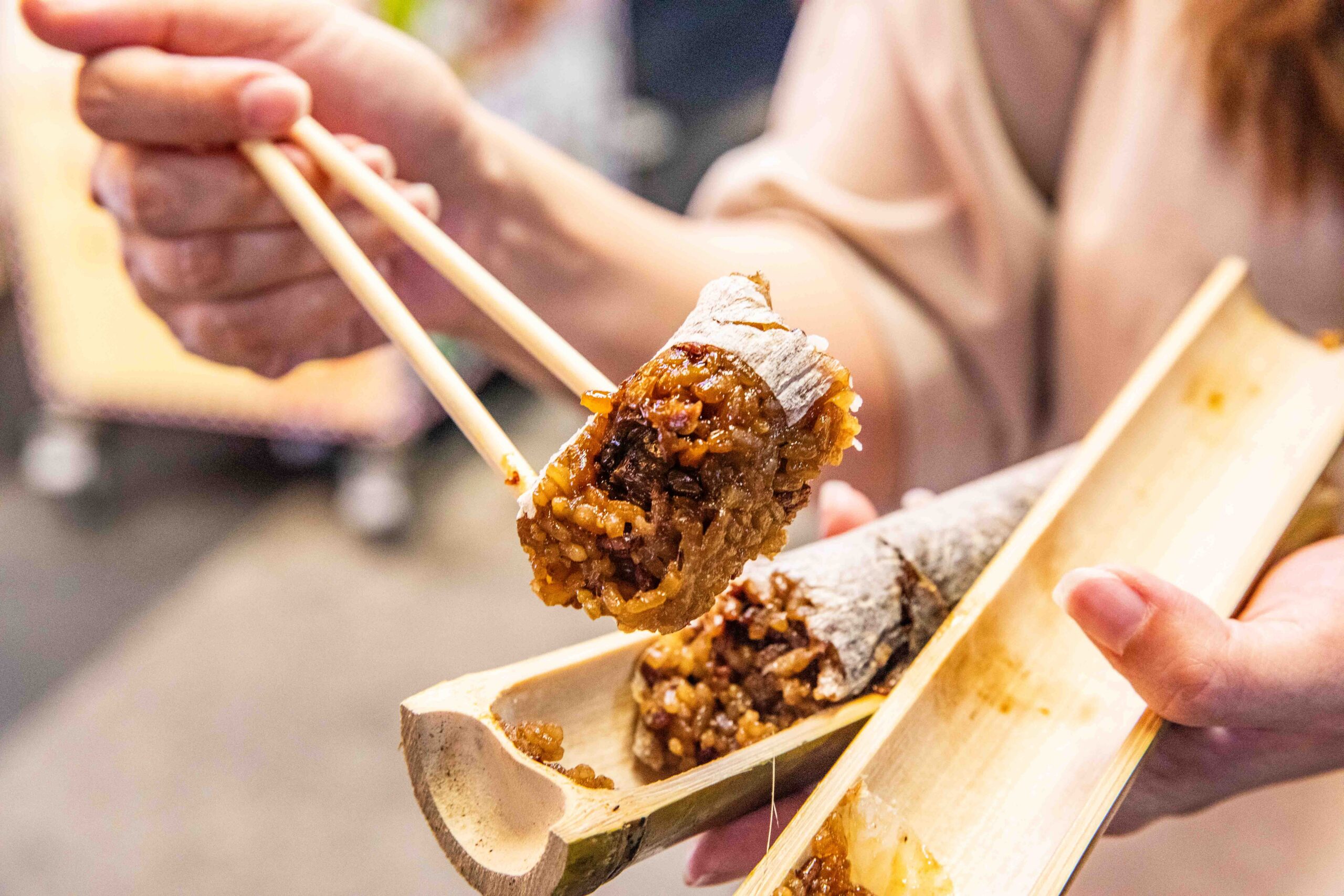 花蓮東大門夜市美食推薦！夜市王總冠軍原香嘟論竹筒飯，黑糖桂圓版必吃。